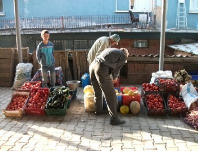 İBRAHIM ÇETIN - Sakarya’nın Taraklı İlçesinde Kurulan Organik Sebze Pazarı İlgi Görüyor