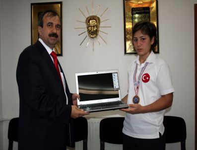 Tekin`den Şampiyon Boksöre Dizüstü Bilgisayar