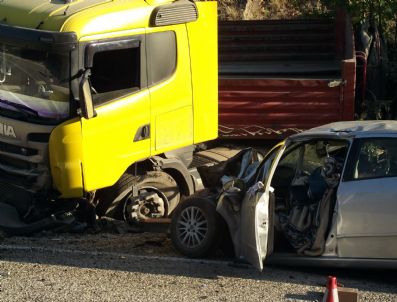 Tır İle Otomobil Çarpıştı: 1 Ölü, 1 Yaralı