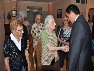 Vali Topaca'dan Huzurevi Sakinlerine: Birbirinize Komşu Gibi Davranın