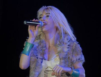 OKURCALAR - 'Abla' diyen hayranı Hande Yener'i kızdırdı