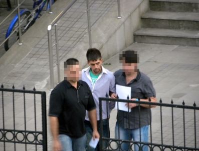 Cüretkar Hırsızlara, Devriye Gezen Polis Engeli