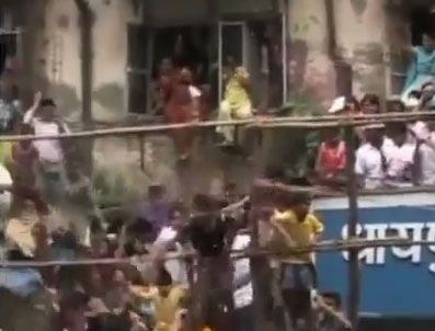 Hindistan'da dini festivalde balkon çöktü: 1 ölü, 25 yaralı