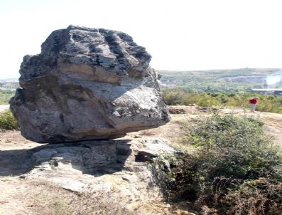 DIKILITAŞ - (özel Haber) 3 Tonluk Kaya, 100 Kilo Taşın Üstünde Asılı Duruyor