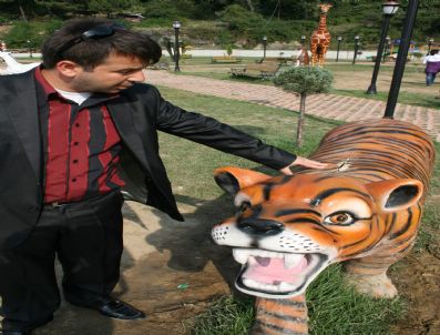 ALI BEKTAŞ - Parktaki Maymun Heykelini Çaldılar