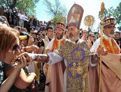 Akdamar Kilisesi'nde 2000 Ermeni ayine katıldı