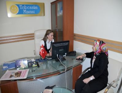 Bu Masaya Gelenler Tebessümle Karşılanıyor