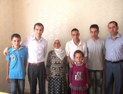 SERDAR KÖSE - Çınar Kaymakamı, Yardım Severlerin Desteğiyle Gerdanoğlu Ailesini Ev Sahibi Yaptı.
