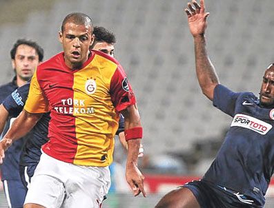 ÖZGÜR YANKAYA - Felipe Melo ucuz kurtuldu