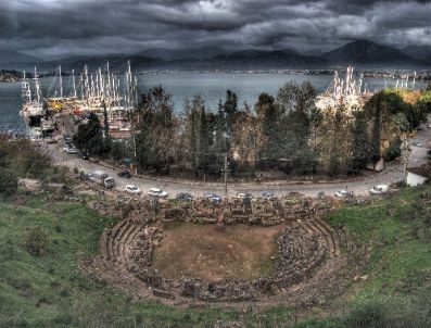 Fethiye’nin Simgesi Olan Antik Tiyatroya Çevreciler Sahip Çıktı