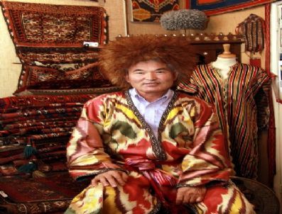 İngiliz Kraliyet Ailesi'ni Türkmenistanlı Masum Giydiriyor