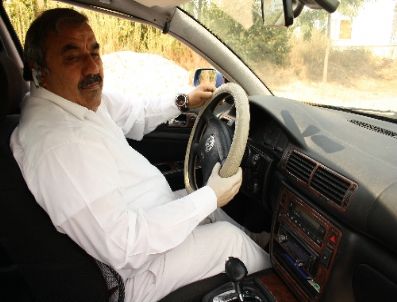 Protez kollarla araba kullanıyor