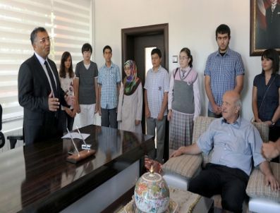 Vali Çiftçi Başarılı Öğrencileri Ödüllendirdi