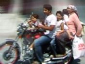 5 Kişilik Ailenin Motosikletle Tehlikeli Yolculuğu