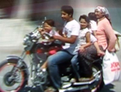 5 Kişilik Ailenin Motosikletle Tehlikeli Yolculuğu