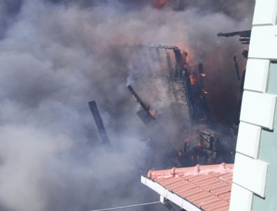 ŞIŞHANE - Alev Alev Yanan Tarihi Ahşap Bina Çöktü (2)