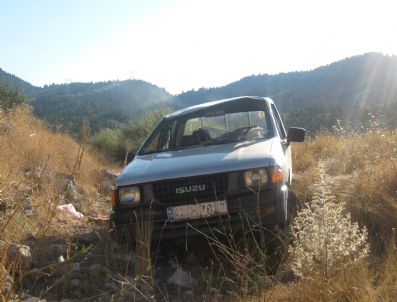 Derebucak`ta Kamyonet Dere Yatağına Uçtu: 2 Yaralı