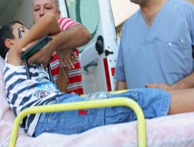 MERSIN ÜNIVERSITESI - Hastane Bahçesindeki Korkuluk Demiri Çocuğun Koluna Saplandı