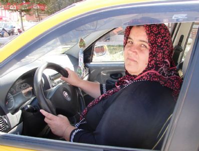 Kentin İlk ve Tek Kadın Taksi Şoförü