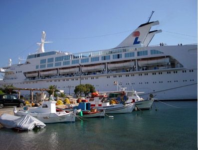 Lüks Tur Gemisi Karaköy`de Demirledi