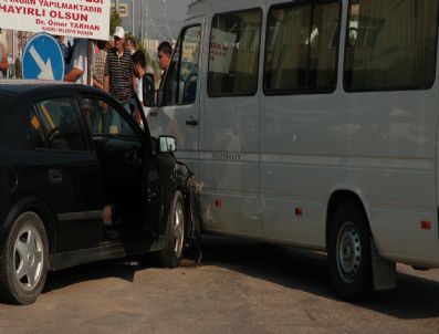 Osmaniye`de Yolcu Minibüsü İle Otomobil Çarpıştı: 4 Yaralı