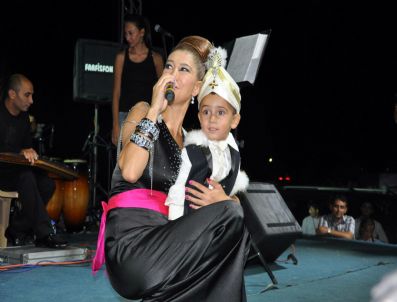 NADİDE SULTAN - Binlerce Kişi Nadide Sultan İle Coştu