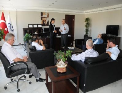 ÖZLEM YEMİŞÇİ - Chp'li Başkan, Ak Partili Vekile 'akıllı Kart' Hediye Etti