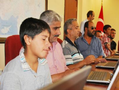 ÖZERK ÖZCAN - Görme Özürlülere Bilgisayar Armağan Edildi