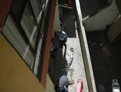 Güvercin beslemek için çatıya çıkan çocuk 5. kattan düştü