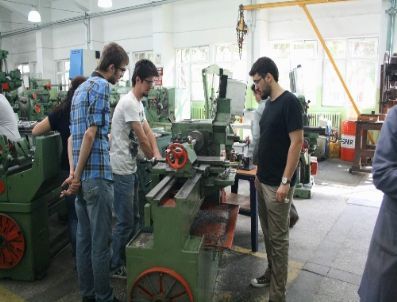 Makine Mühendisleri Meslek Lisesinde Pratik Yapıyor