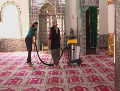 Mut Belediyesi Camileri Temizliyor