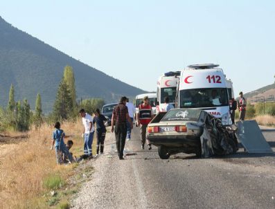 KAYMAKÇı - Otomobille Kamyonet Çarpıştı: 7 Yaralı