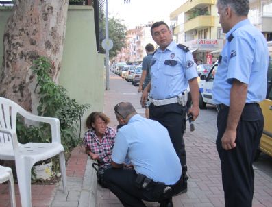 CAHİT BAĞCI - Sarhoş kadın kaldırımda sızdı