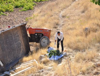 Traktör Devrildi: 2 Ölü, 1 Yaralı