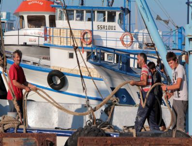 Trol Gemileri Denize İniyor