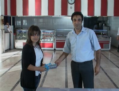 Üniversiteyi Kazanan Öğrencilere Yemek Verildi