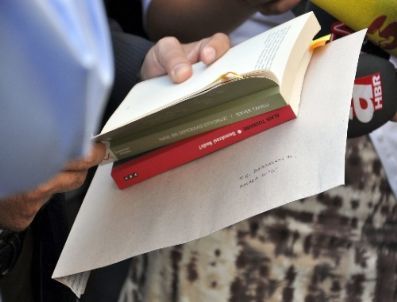 Chp`liler Başbakan`a Demokrasi Kitabı Gönderip Utanç Müzesini Gezdi (2)