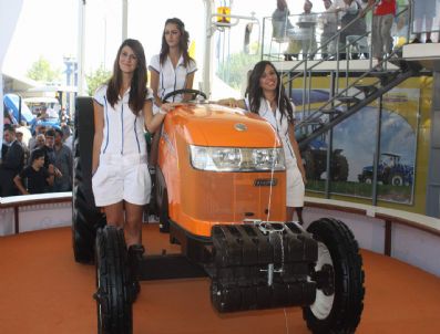 SÜMER TİLMAÇ - Mankenler Değil, Traktörler Hayran Bıraktı