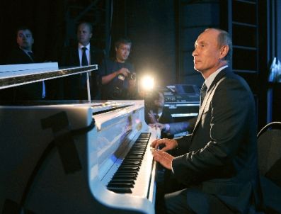 Putin Piyanoda eski KGB şarkısını çaldı