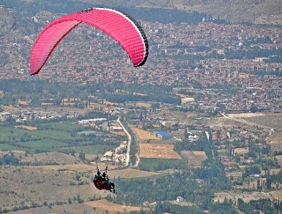 MEHMET ÜNLÜ - Turhal`da Yamaç Paraşütü Heyecanı
