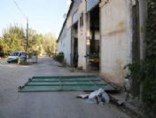 Üzerine 300 Kiloluk Demir Kapı Devrilen İşçi Öldü