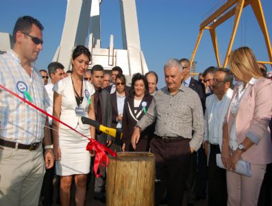TEMEL COŞKUN - Bakan Yıldırım, 4 Bin 700 Tonluk Platformu Denize İndirdi