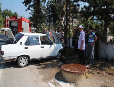 ERKAN KAMAT - Direğe Çarpan Otomobil Alev Aldı