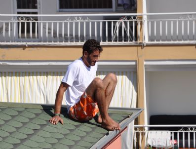 Eşiyle Kavga Etti Çatıya Çıktı