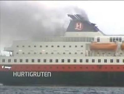 Kutup turundaki gemide yangın: 2 ölü, 16 yaralı