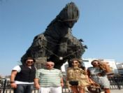 Oyuncu Tolga Karel ve Azeri Eşi Çanakkale`de