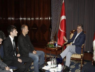 BILD GAZETESI - Cumhurbaşkanı Gül, Serbest Bırakılmalarını Sağladığı Alman Gazetecilerle Görüştü