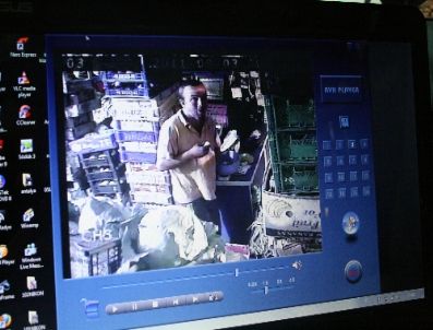 Hırsızlık yaptığı manavda, güvenlik kamerasına poz verdi