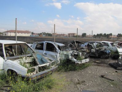 Otoparka Sıçrayan Anız Yangını Hurda Araçlara Zarar Verdi