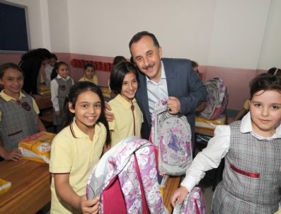 VEYSEL YURDAKUL - Bağcılar Belediyesi`nden 6 Bin Öğrenciye Kırtasiye Yardımı